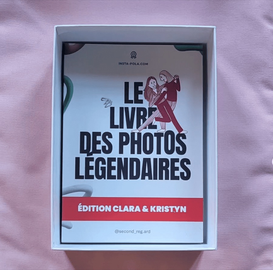 Le livre imprimé de Clara & Kristyn posé dans sa boîte